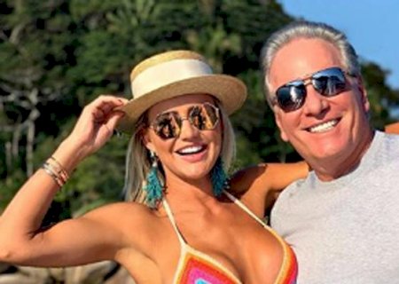 Roberto Justus posa com a esposa e mão boba chama atenção dos fãs