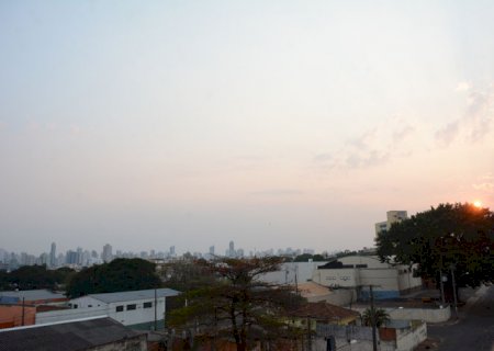 Terça-feira com tempo parcialmente nublado e calor de 34°C em MS
