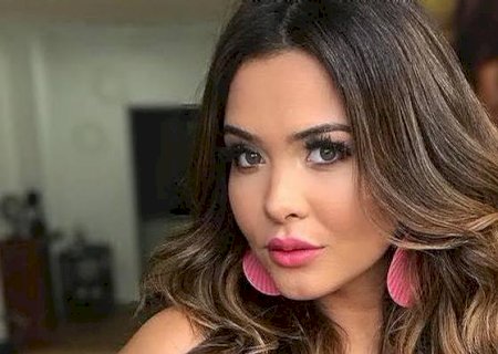 Geisy Arruda surge vestida para matar com lingerie sexy