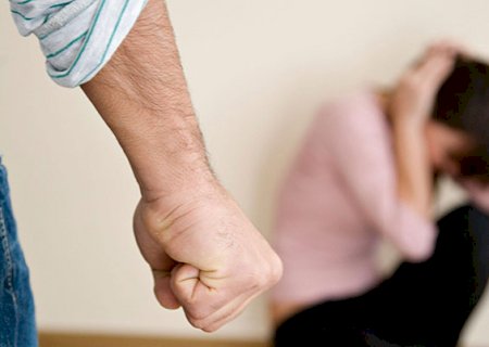 Homem que bate em mulher vai pagar a conta do médico da vítima e irá custear botão do pânico