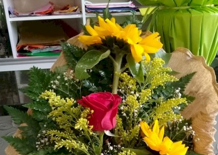Mãe compra flores e ordena filho a entregar para colega após brincadeira de mau gosto