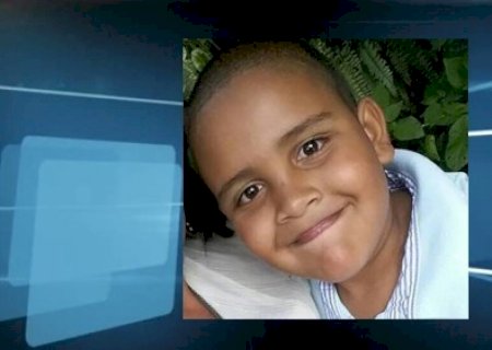 Menino que foi morto pelo pai em batida de carro é enterrado