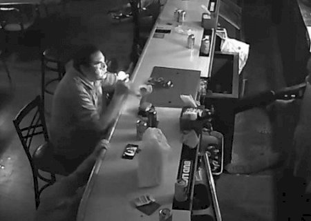 Vítima acende cigarro durante assalto: 'Atira em mim, não dou a mínima'
