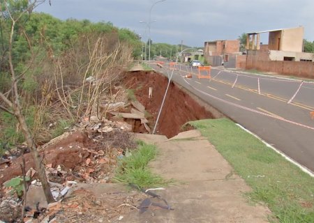 Trecho de avenida em Campo Grande desmorona após temporal