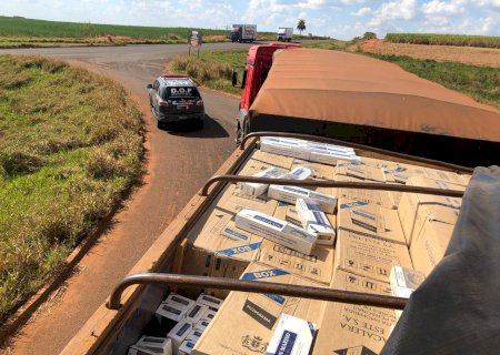 Motorista entra na contramão para fugir com 50 mil pacotes de cigarro
