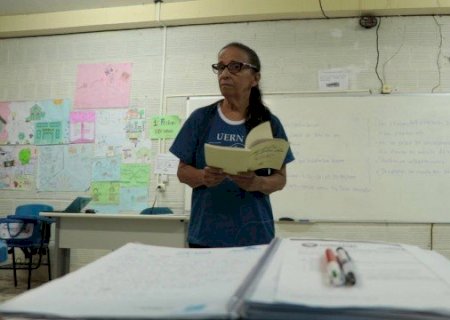 Campanha cria hashtags para publicação de histórias sobre mestres no Dia do Professor