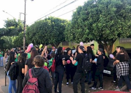 Estudantes protestam por segurança em escola onde mãe espancou aluna