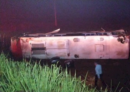 Ônibus capota na BR-463 e deixa dezenas de feridos