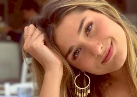 Sasha Meneghel impressiona ao surgir em clique abraçada com o ex-namorado de Bruna Marquezine