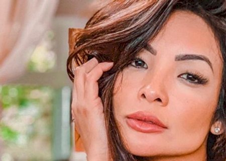 Carol Nakamura posa de biquíni e exibe corpão na web