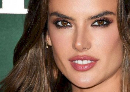 Alessandra Ambrosio ostenta corpão ao empinar o bumbum só de biquíni vermelho
