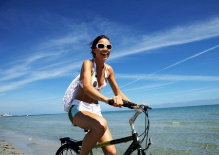 Vai viajar para a praia? Monte looks incríveis com estas opções
