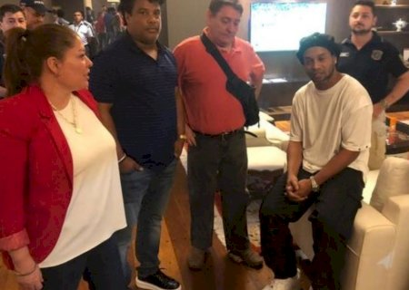 Ronaldinho Gaúcho detido no Paraguai acusado de usar passaportes falsos