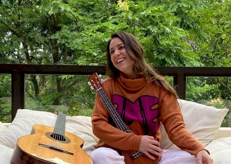 Roberta Sá amplia o repertório em série de 'lives'
