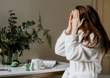Massagem facial caseira: movimentos para tirar a tensão do rosto