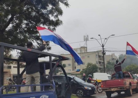 Empresários realizam manifestação pedindo a abertura da fronteira