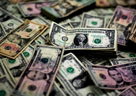 D&oacute;lar fecha a R$ 5,23 em dia vol&aacute;til na expectativa por agenda da semana