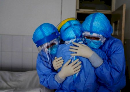 Covid-19 pode ter matado 80 mil a 180 mil profissionais de saúde