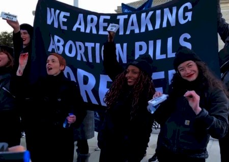Feministas tomam pílulas de aborto fora da Suprema Corte para matar seus bebês