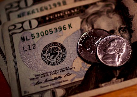 Dólar cai para R$ 5,46 e fecha no menor valor em dois meses