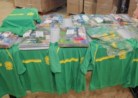 Governo do Estado entrega kits e uniformes escolares