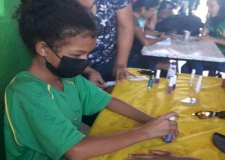 Clube do protagonismo desenvolve atividade de estética nos intervalos da Escola da Autoria em Ladário