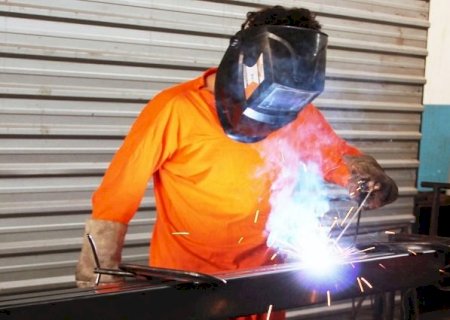 Com alta demanda profissional, capacitação em serralheria é oferecida em presídios do Estado