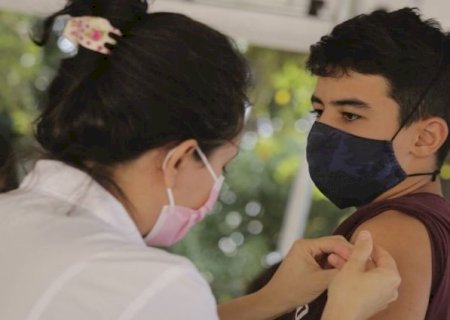 Vacinação de adolescentes chegou a 91% no Estado e a terceira dose já está liberada nos municípios