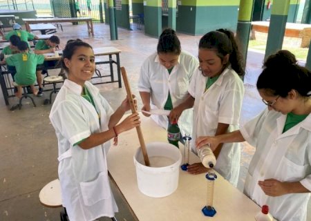 Conscientização ambiental é trabalhada em aula prática na EE Augusto Krug Netto