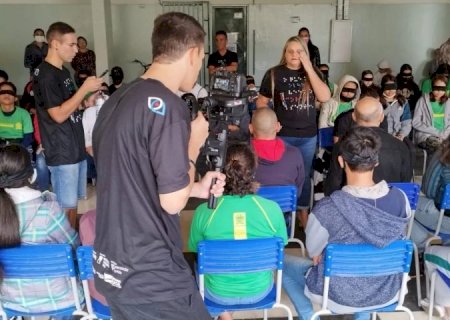 Estudantes da EE Júlia Gonçalves Passarinho assistem peça teatral com elenco de cegos