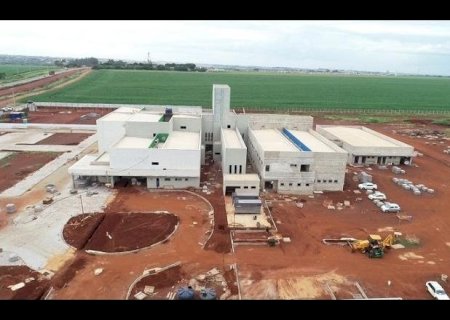 Meses após a previsão de entrega, o Hospital Regional de Dourados está com 60% da obra concluída