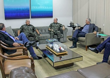 Reinaldo Azambuja recebe comandante do Exército Brasileiro