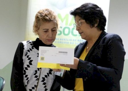 Beneficiários recebem cartões do Mais Social e carne e gás de cozinha encabeçam lista de prioridades