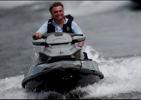 Bolsonaro passeia com jet-ski em Brasília durante 'lanchiata' com apoioadores