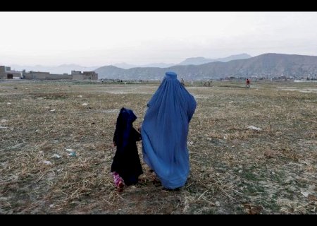 Taliban ordena que mulheres afegãs voltem a cobrir o rosto