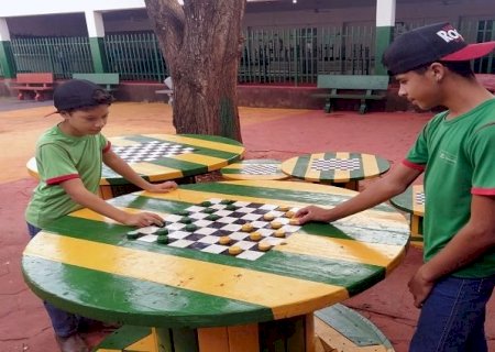 Mesas com jogos de tabuleiro confeccionadas em presídio reforçam ensino na rede pública de Paranaíba