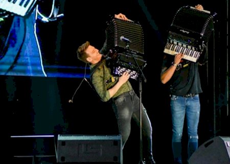 Michel Teló leva 10 mil pessoas à praça e interpreta os maiores sucesso do sertanejo raiz