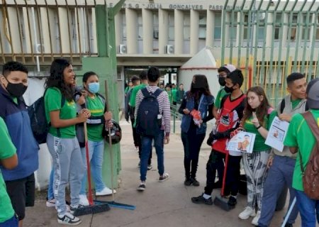 Em acolhida, estudantes parabenizam e homenageiam garis de Corumbá