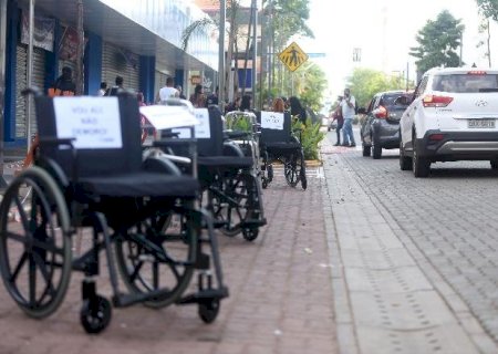 Cadeiras de rodas estacionam em vagas comuns para chamar atenção sobre acessibilidade