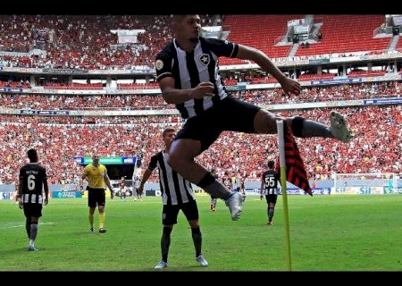 Botafogo vence Flamengo, quebra tabu e sobe na tabela do Brasileiro
