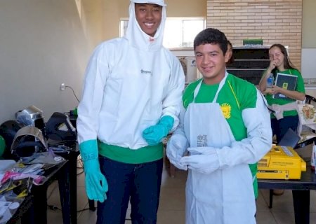 Atividades sobre prevenção de acidentes com produtos químicos são realizadas na EE Guimarães Rosa