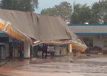 Chuva e vento deixa ao menos 30 casas destelhadas e Miranda sem água ou luz