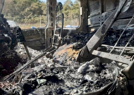 Carreta pega fogo no Porto Seco da Agesa, em Corumbá