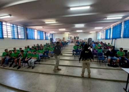 Estudantes da EE Professor João Magiano Pinto recebem visita da PRF, durante Campanha Maio Amarelo