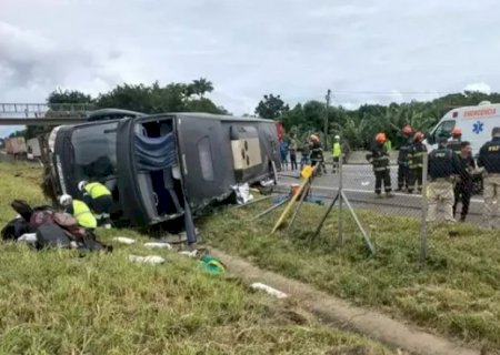 Cantor sertanejo de MS, Aleksandro, morre em acidente de ônibus
