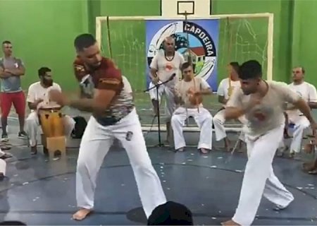 Desde 2017, estudantes da EE 11 de Outubro realizam aulas de capoeira