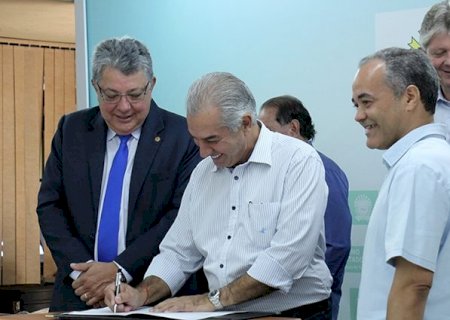 Reinaldo Azambuja assina convênios de R$ 22,9 milhões para obras em seis municípios