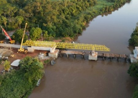 MS-274: Construção de ponte sobre o Rio Dourados avança com lançamento de vigas