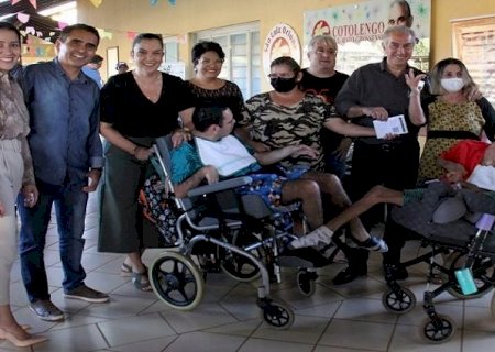 Governo entrega veículo para transportar famílias atendidas pelo Cotolengo e doa casacos