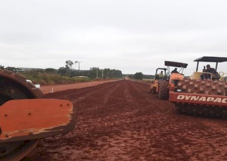 Obra de asfalto no Capão Seco segue em várias frentes de trabalho, com drenagem, base e terraplanagem na MS-258